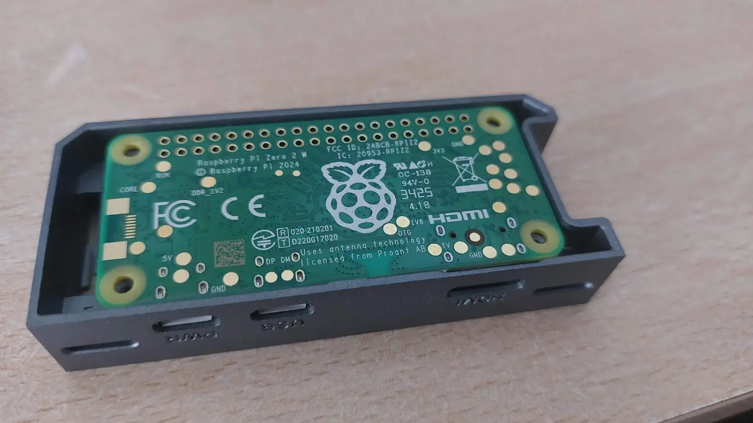 Raspberry Pi Zero 2 W montada en su gabinete
