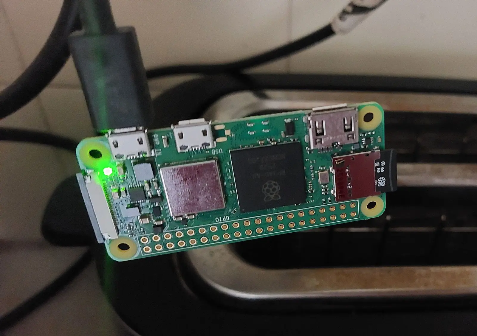 Pipeta, una Raspberry Pi Zero 2 W, corriendo Alpine Linux con una terminal abierta